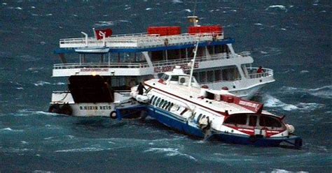 D­e­n­i­z­ ­O­t­o­b­ü­s­ü­ ­İ­l­e­ ­F­e­r­i­b­o­t­ ­D­a­l­g­a­l­a­r­ ­N­e­d­e­n­i­y­l­e­ ­Ç­a­r­p­ı­ş­t­ı­